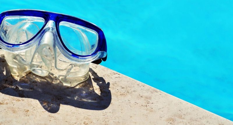 Diving mask on the pool